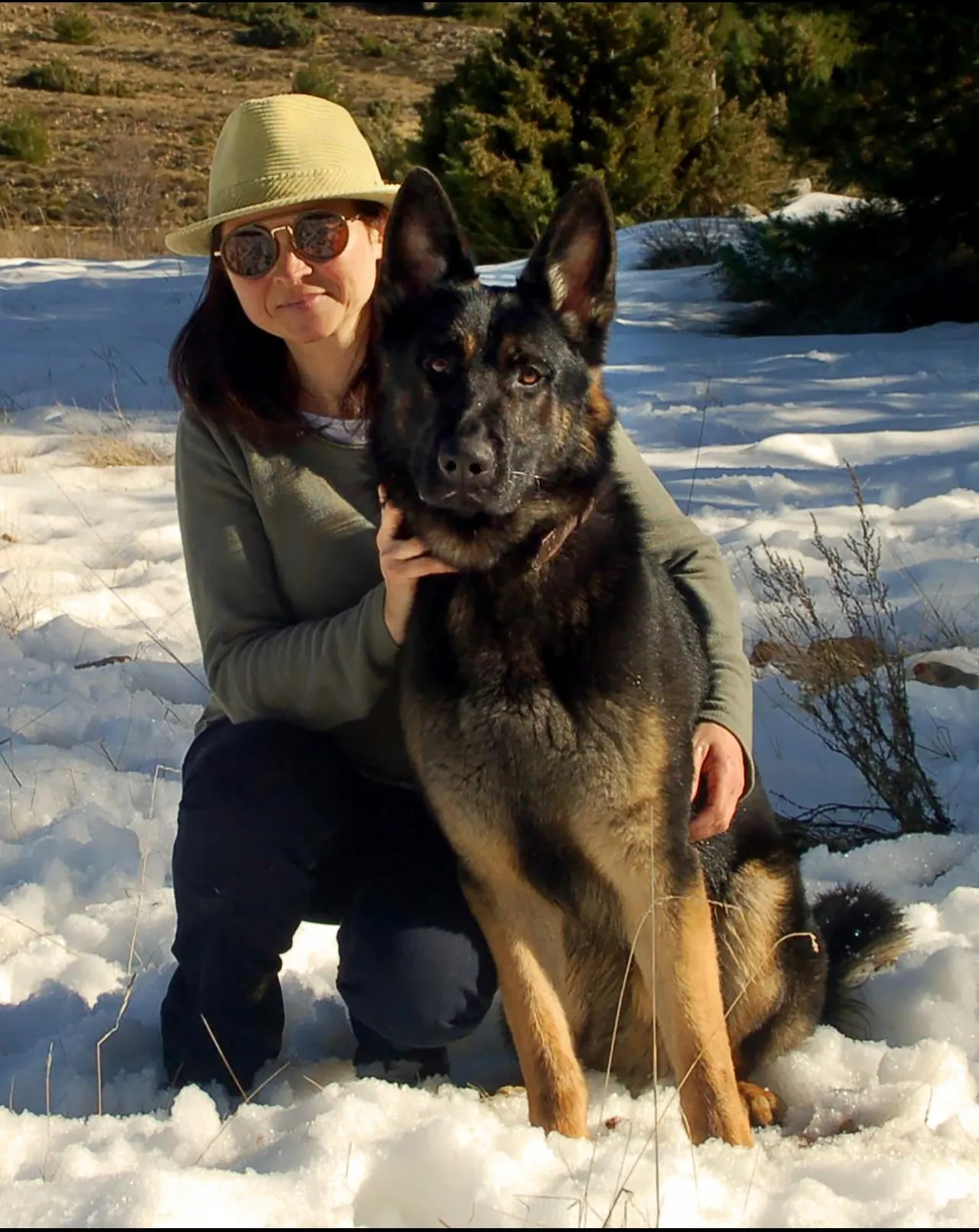 Auri Martínez junto a un pastor alemán en la nieve