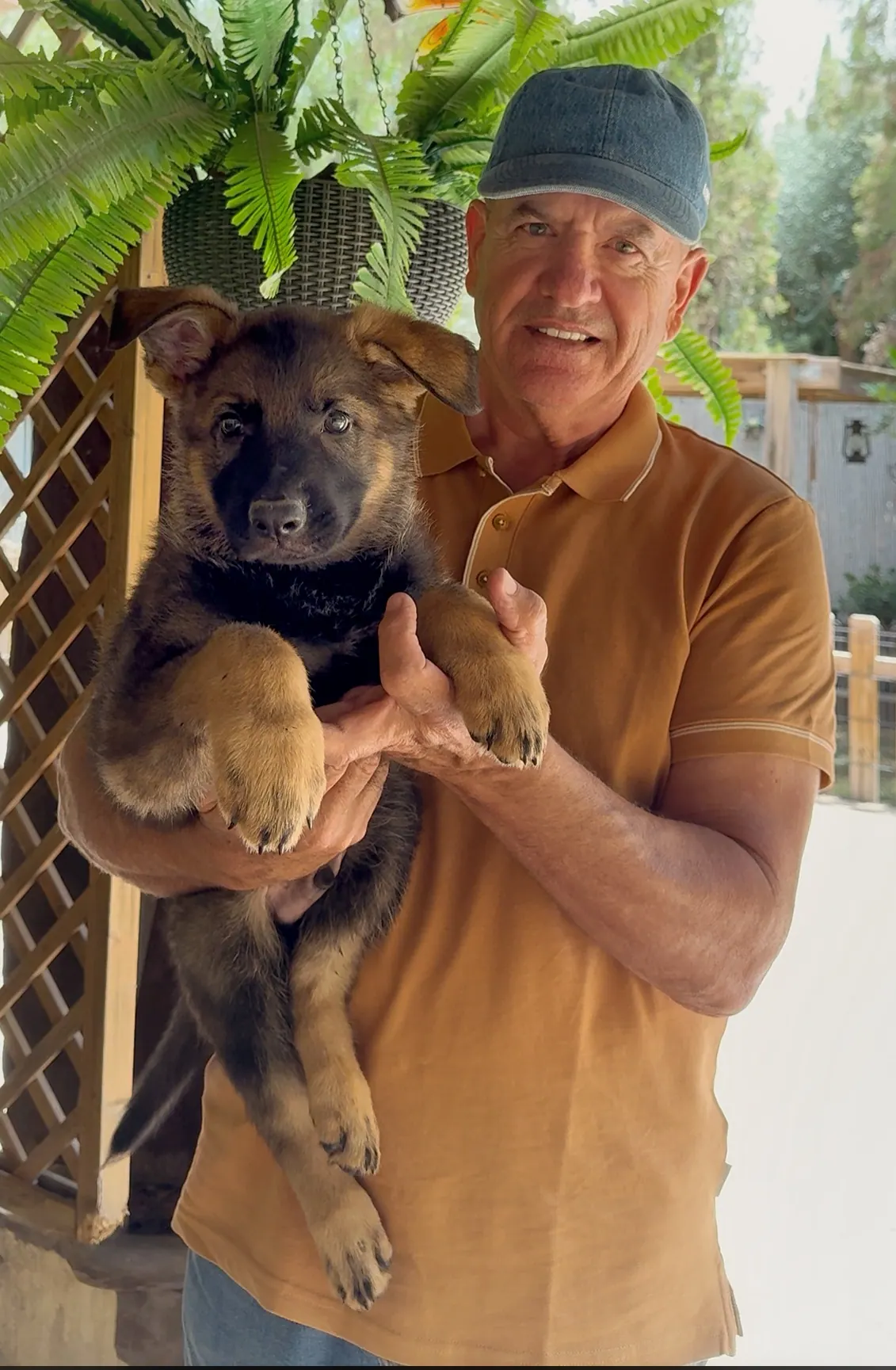 Mariano D’Acosta sosteniendo un cachorro de pastor alemán